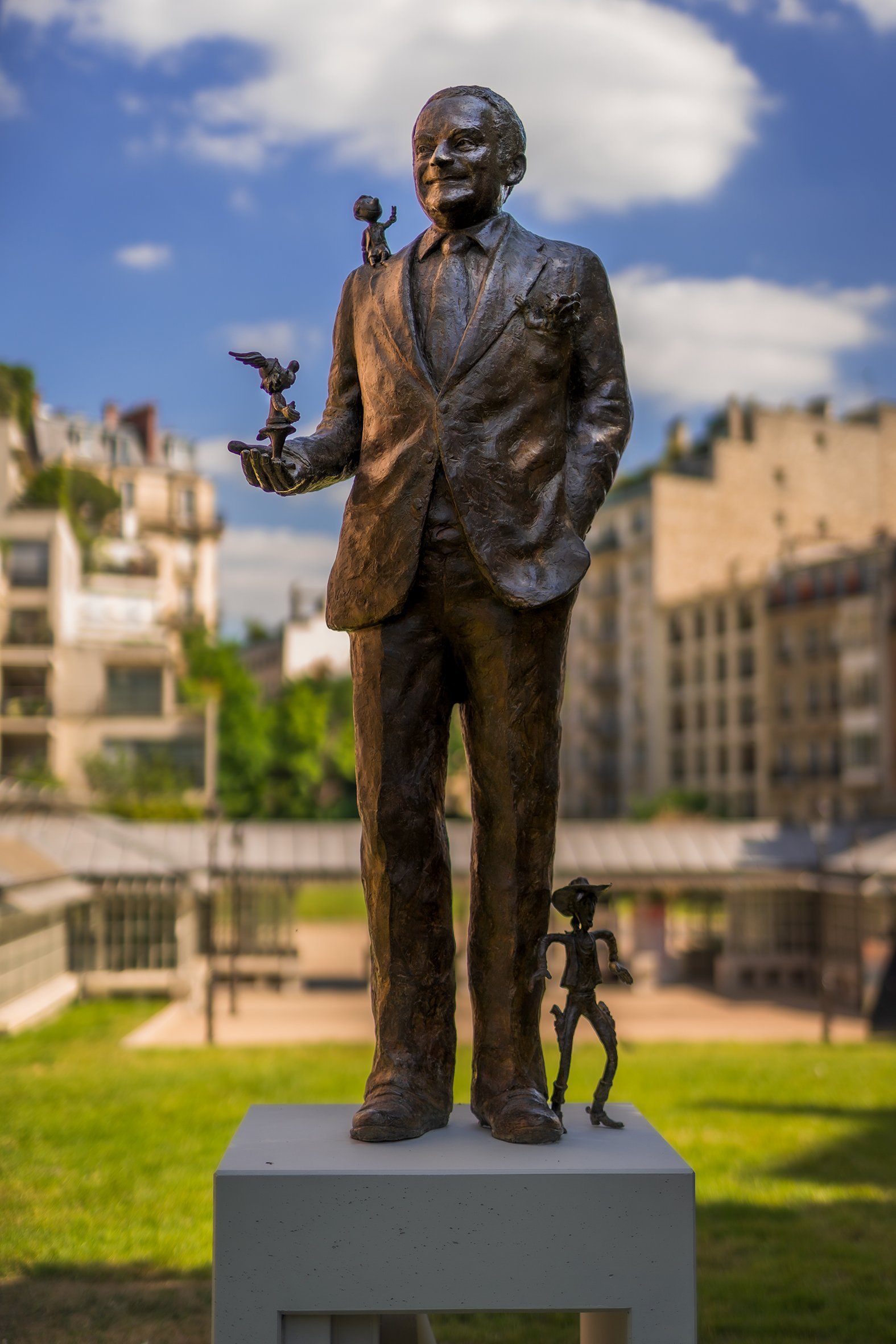 Parijse primeur: standbeeld van René Goscinny - Stripgids